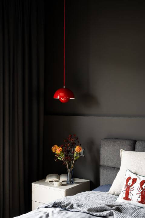 sypialnia z czarną ścianą