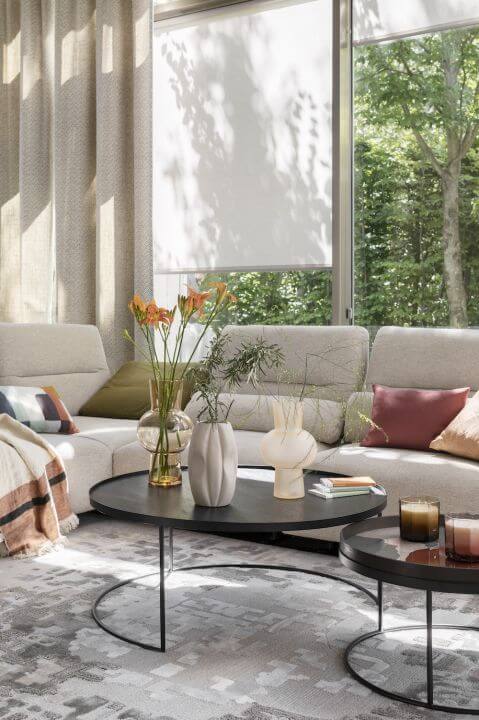 nowoczesny salon z dużą sofą