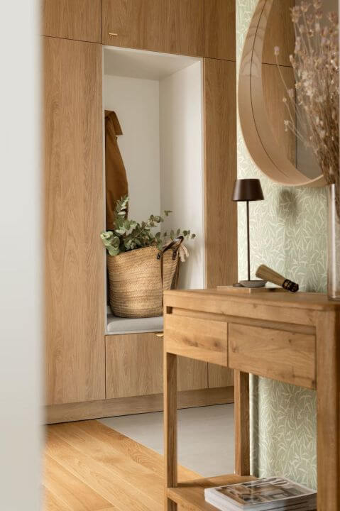 przedpokój z siedziskiem we wnęce