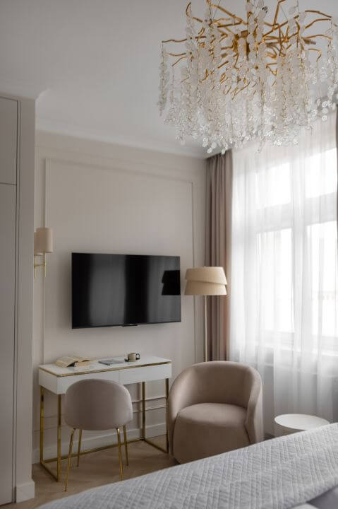 kącik do pracy w sypialni