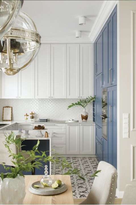 kuchnia w stylu hamptons w mieszkaniu w bloku