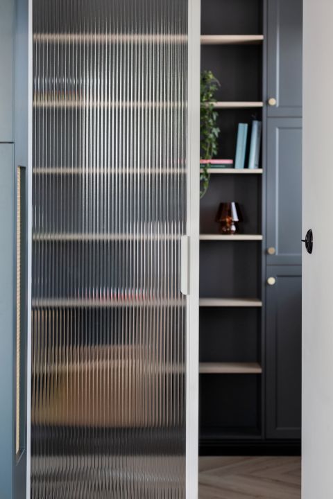 domowe biuro w salonie