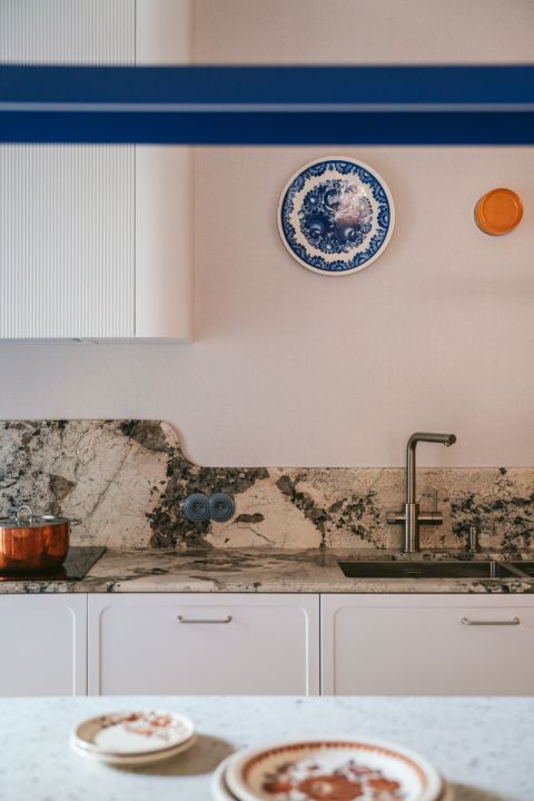 białe szafki kuchenne z kamiennym blatem