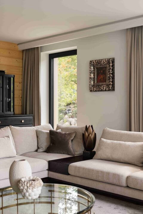 Elegancki salon w neutralnych kolorach w nowoczesnym domu w górach