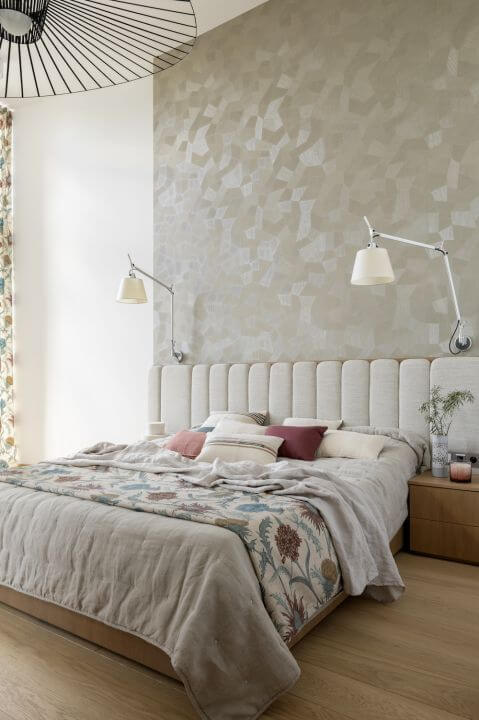 kremowa sypialnia z kinkietami przy łóżku