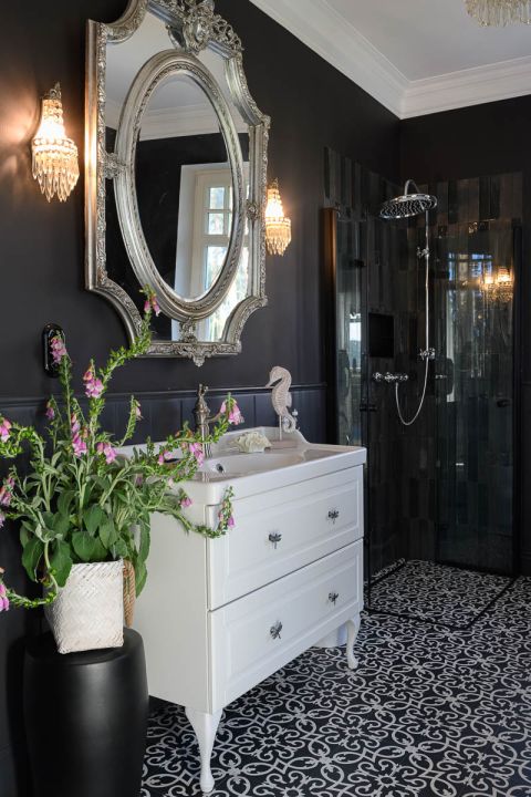 Elegancki salon kąpielowy w czerni i srebrze