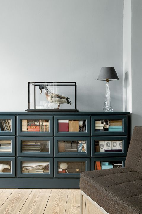 W rogu obok biblioteczki stoi Lounge Chair Florence Knoll. Otoczona meblami mistrzów sama wpada na lepsze pomysły