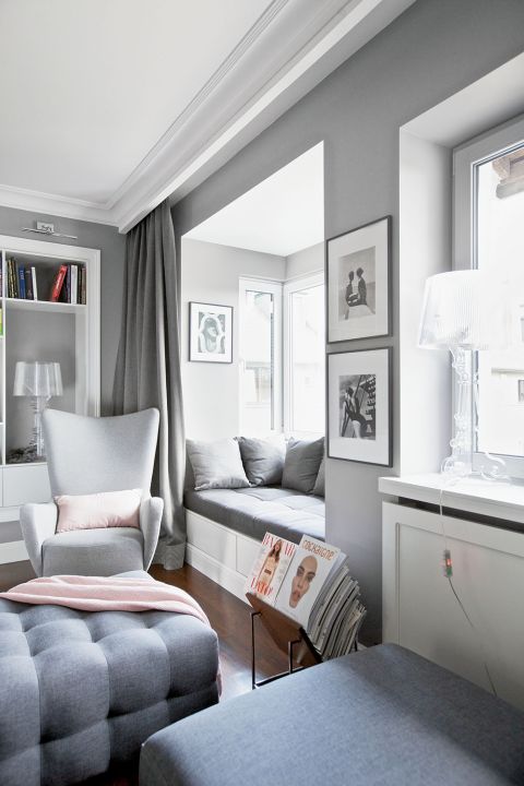 Wykusz w salonie - miękki i przyjazny zakątek do czytania.