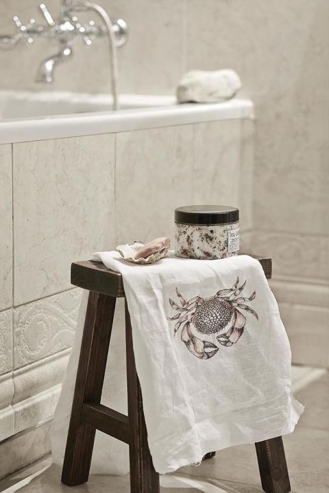 Ćmy z trąbkami, kraby, motyle, wróble mogą zdobić i dom, i wieczorową kreację. Katarzyna Woynowska maluje je jak przed