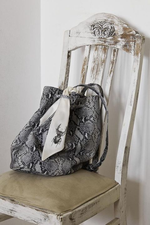 Ćmy z trąbkami, kraby, motyle, wróble mogą zdobić i dom, i wieczorową kreację. Katarzyna Woynowska maluje je jak przed