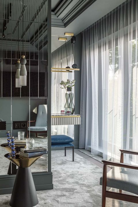 ciemna sypialnia ze ścianą z lustrzanych płytek