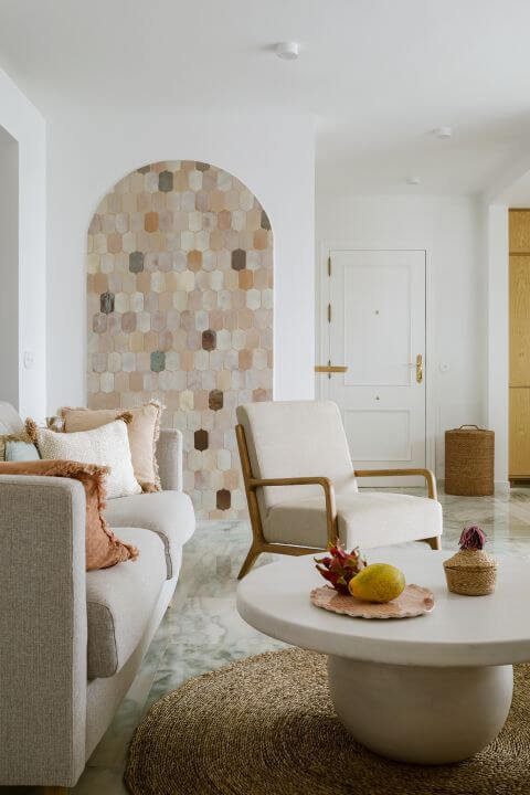 kącik wypoczynkowy w salonie boho