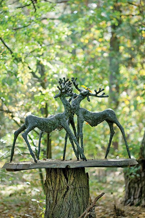 Anna Dębska rzeźbi zwierzęta. Jej drewniany dom stoi w lesie, a pomiędzy drzewami stoi mnóstwo rzeźb.