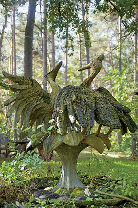 Anna Dębska rzeźbi zwierzęta. Jej drewniany dom stoi w lesie, a pomiędzy drzewami stoi mnóstwo rzeźb.