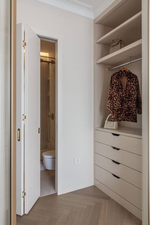 garderoba z zabudową na wymiar w jasnym kolorze w nowoczesnym apartamencie w paryskim stylu