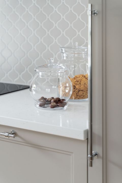 beżowa kuchnia w stylu hamptons