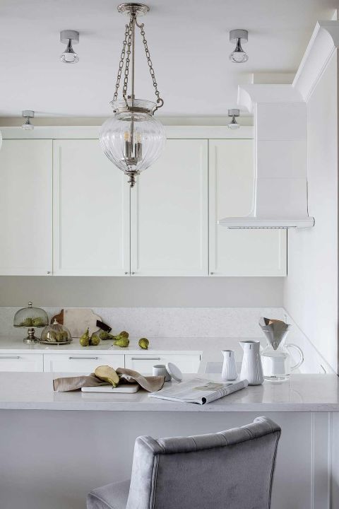 biała kuchnia styl klasyczny z nowoczesnym