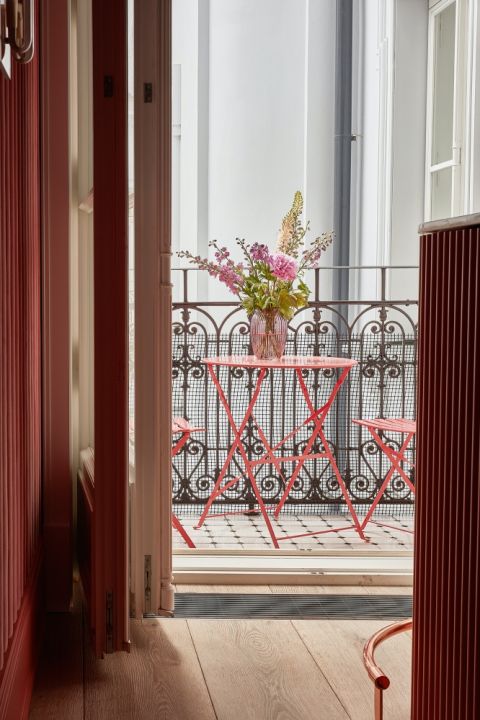 różowy pokój z balkonem