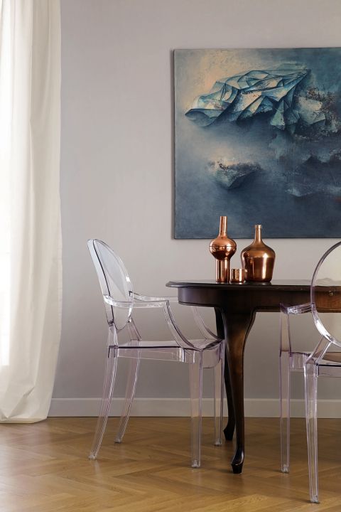 Salon ozdobiły prace młodego malarza Marka Haby. Miedziane dodatki to marka Tom Dixon (NAP).