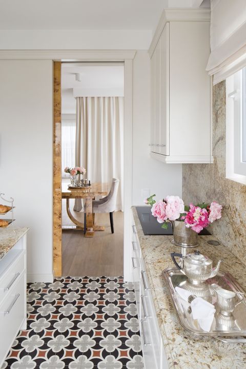 Marzyli o kameralnym budynku wśród zieleni, koniecznie na Ursynowie. Znaleźli i urządzili w stylu art deco.