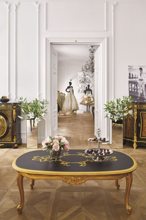 Jedwabne, koronkowe, naszywane złotem i kamieniami – pomysły na suknie przychodzą Sylwii Romaniuk w snach.