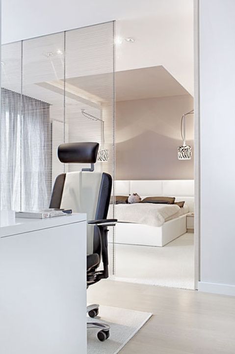 Ażurowa ścianka między salonem a gabinetem to druciki z kwasówki połaczone sześcioma tysiacami zszywek (firma