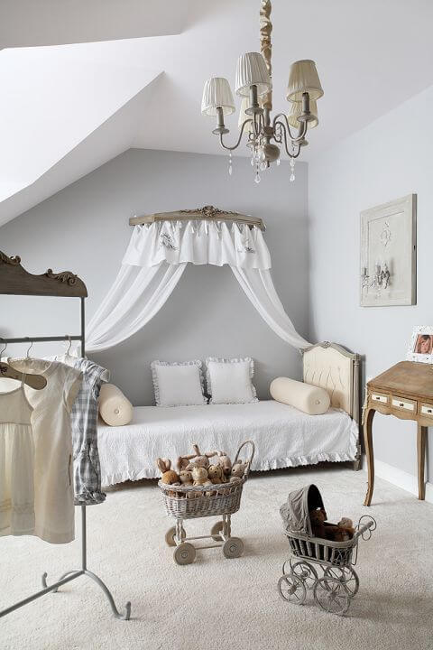 łóżko z baldachimem