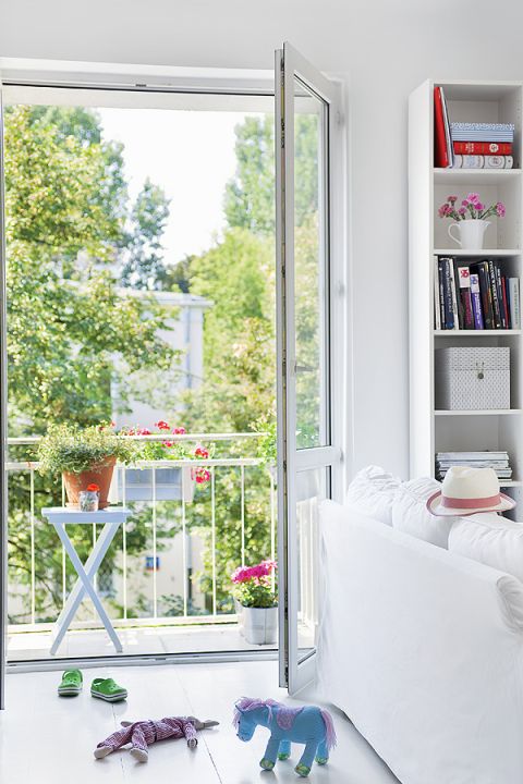 Balkon jest mikroskopijny, ale daje poczucie przestrzeni. Zabawki na podłodze - Rice i Maileg.