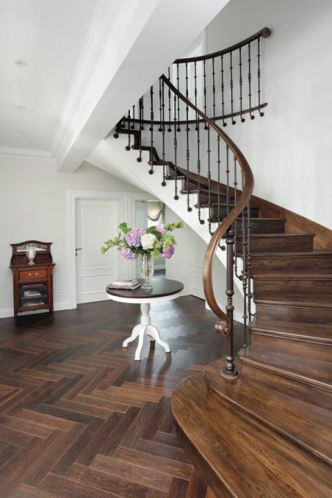 Balustrada kuta – Szymon Gruszka Kowalstwo artystyczne. Elementy drewniane, stopnie oraz pochwyt to dzieło Zbigniewa