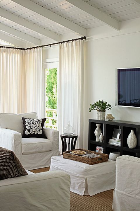 Belkowany sufit i ogromne okno nadają charakter temu pomieszczeniu.