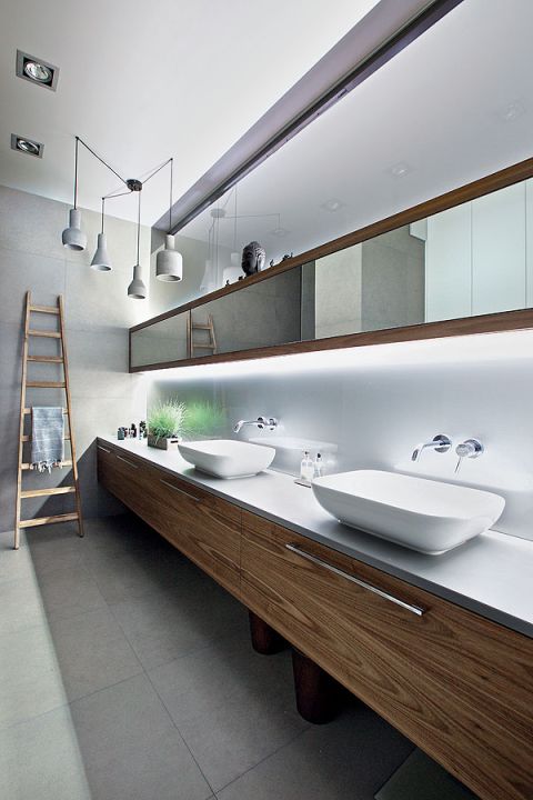 W łazience dominuje szkło i drewno.