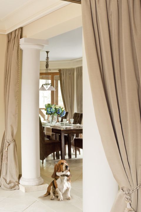 Beże i brązy, solidne dębowe meble i obraz z zabytkowym sportowym samochodem. Klasyka w najlepszym stylu.