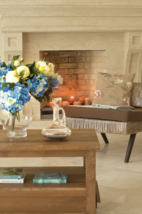 Beże i brązy, solidne dębowe meble i obraz z zabytkowym sportowym samochodem. Klasyka w najlepszym stylu.