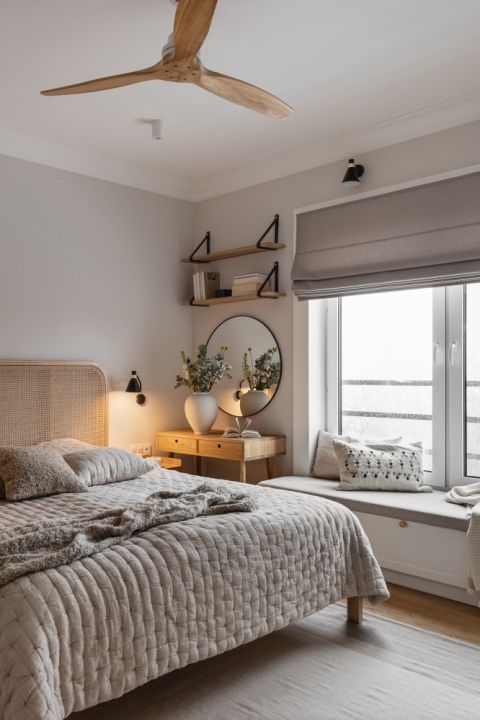 beżowa sypialnia drewniane dodatki