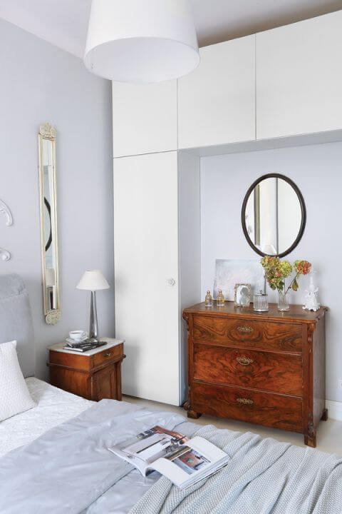 Biała drewniana podłoga, białe ściany i biała kuchnia - jak przystało na styl skandynawski w mieszkaniu Na takim tle