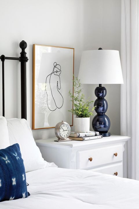 biała sypialnia z granatowymi dodatkami