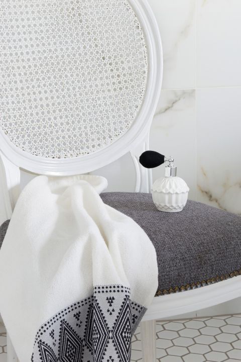 Dyplomowana krawcowa, matka czwórki dzieci i dziesiątek Stefków, ręcznie szytych lalek, najbardziej kocha urządzanie wnętrz.