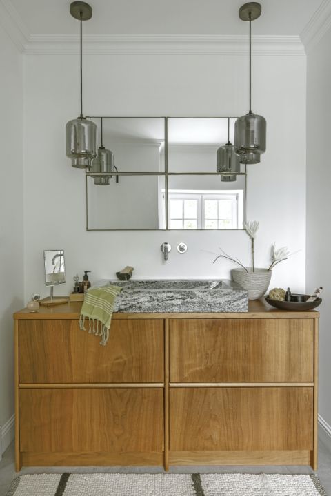 biała łazienka z drewnem