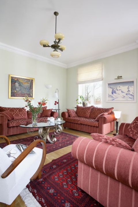 Białe fotele i stoliki art deco przyjechały z Krakowa, lampka w tym samym stylu - z Broniszy. Kanapy kupili