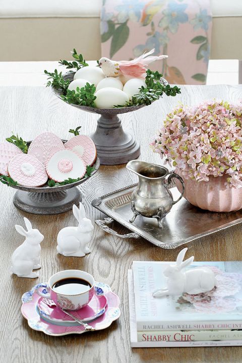 Pastelowy dom przystrojony na Wielkanoc