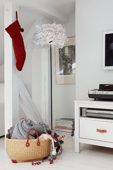 Białe mieszkanie na strychu urządzone w stylu skandynawskim.