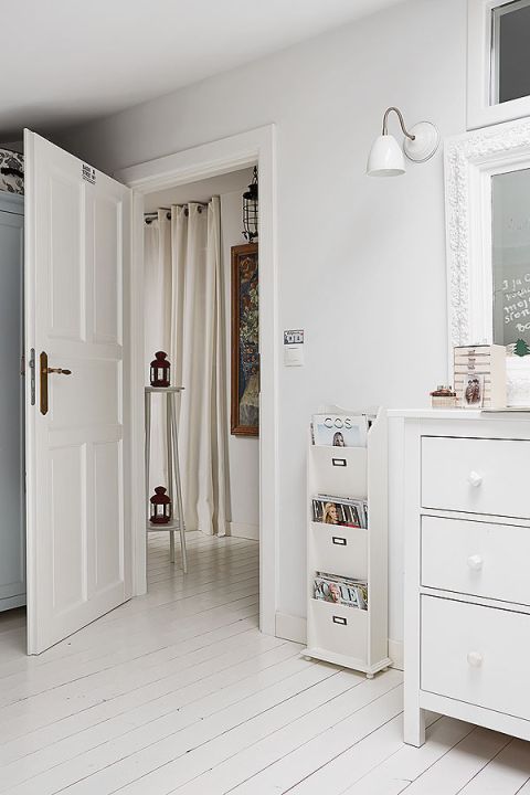 Białe mieszkanie na strychu urządzone w stylu skandynawskim.