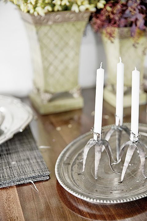 Białe ściany i podłogi w kolorze antracytu wprowadzają spokój. Meble to angielskie i duńskie barokowe