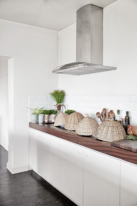 Białe ściany i podłogi w kolorze antracytu wprowadzają spokój. Meble to angielskie i duńskie barokowe