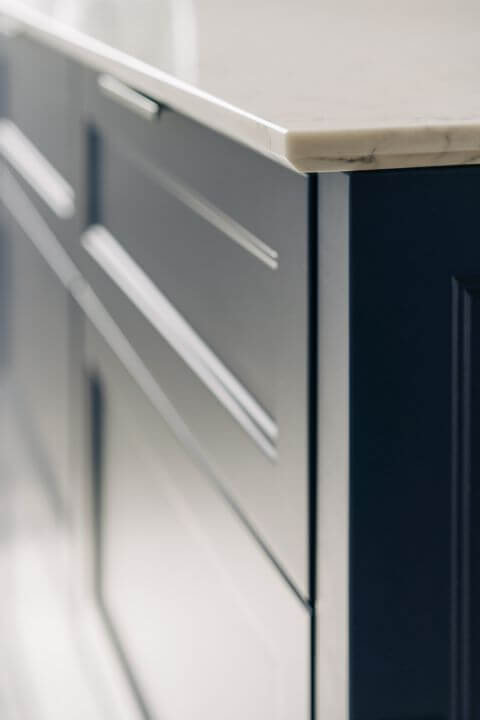 Niebieskie frezowane szafki kuchenne