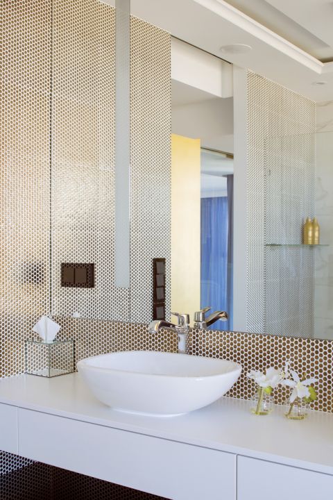 Takie widoki zobowiązują. Nowoczesny, luksusowy apartament został więc urządzony tak, żeby nic ich nie zasłaniało. Nawet