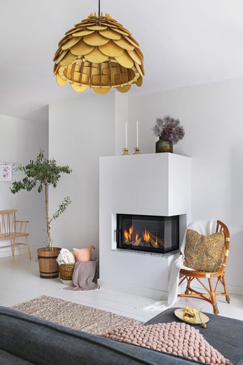 biały salon w stylu skandynawskim z kominkiem