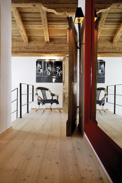 Bieganie po schodach męczy. Dlatego na każdym półpietrze Anke ustawiła krzesło. Na zdjęciach favela braci Campana i fotelik z