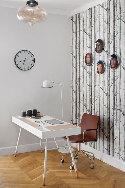 Biurko z Bo Concept i skórzane krzesło obrotowe Stella Swivel firmy Swedese.