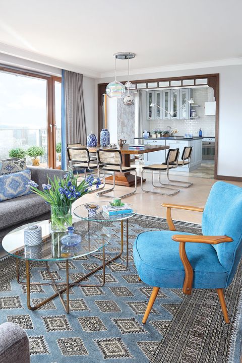 Błękitne dodatki w salonie: ceramiczne amfory - Mint Grey, fotel - www.lata60-te.pl porcelanowe figurki Chińczyków